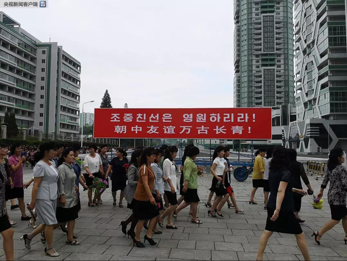 平壤群众从写有“朝中友谊万古长青”的标语前走过。（央视记者臧青拍摄）