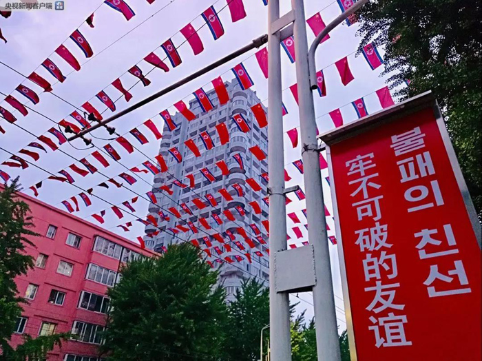 6月19日晚，《时政新闻眼》在平壤街头看到主要街道已经悬挂中朝两国国旗。在街头不时可以看到“牢不可破的友谊”等字样的标语。