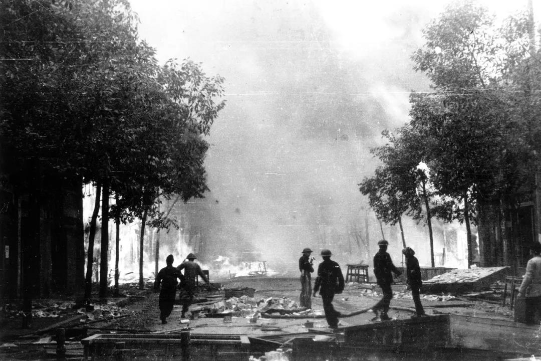 △1943年，日军轰炸桂林，消防人员对轰炸后的火场进行灭火。
