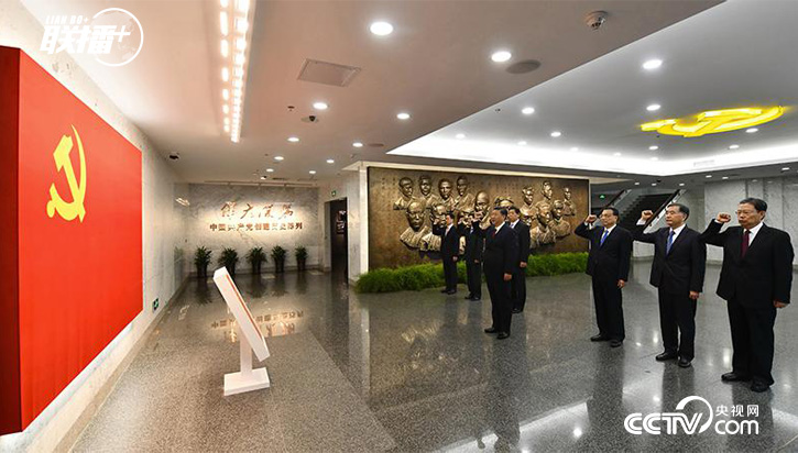 2017年10月31日，在上海中共一大会址纪念馆，习近平带领其他中共中央政治局常委同志一起重温入党誓词。
