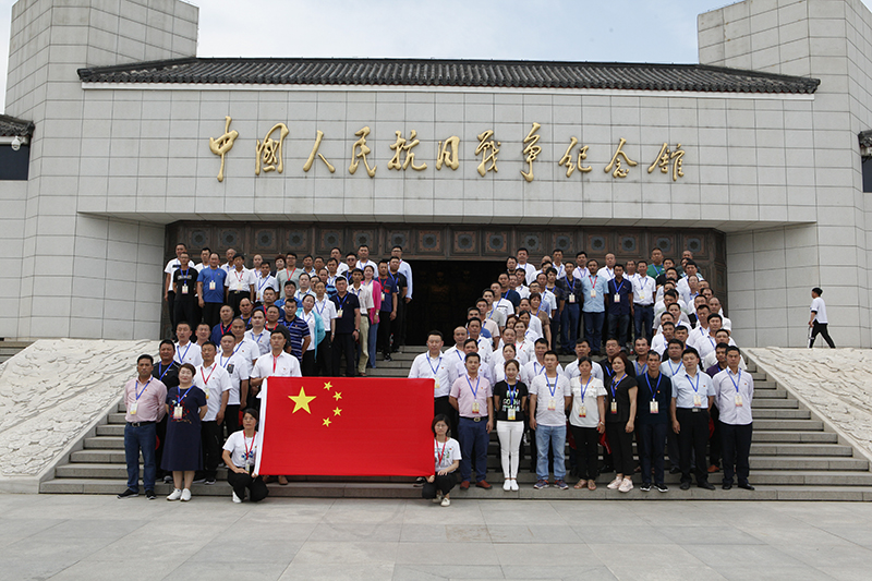 2019年第9期学员在抗日战争纪念馆摆成70队形，庆祝新中国70华诞