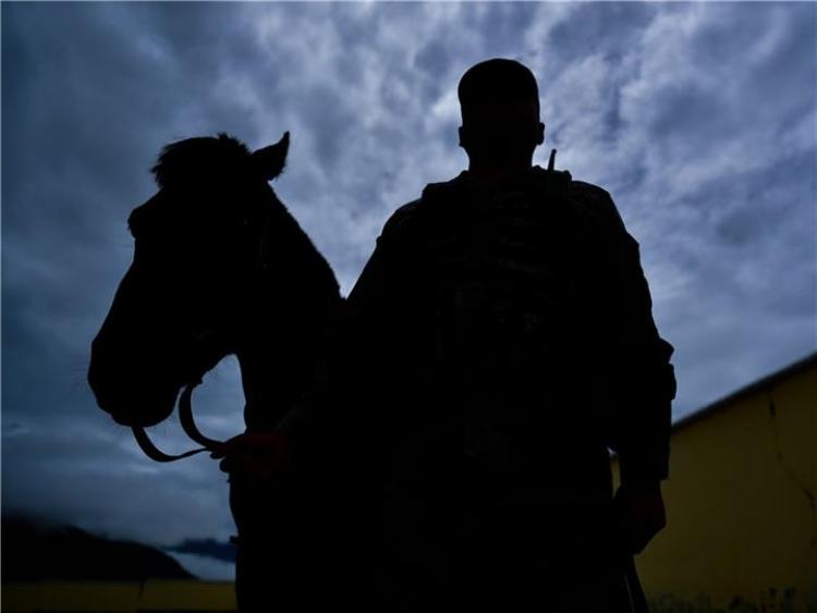 2019年7月6日，西部战区陆军某旅玉树独立骑兵连连长尼都塔生在训练中。新华社记者 张龙 摄