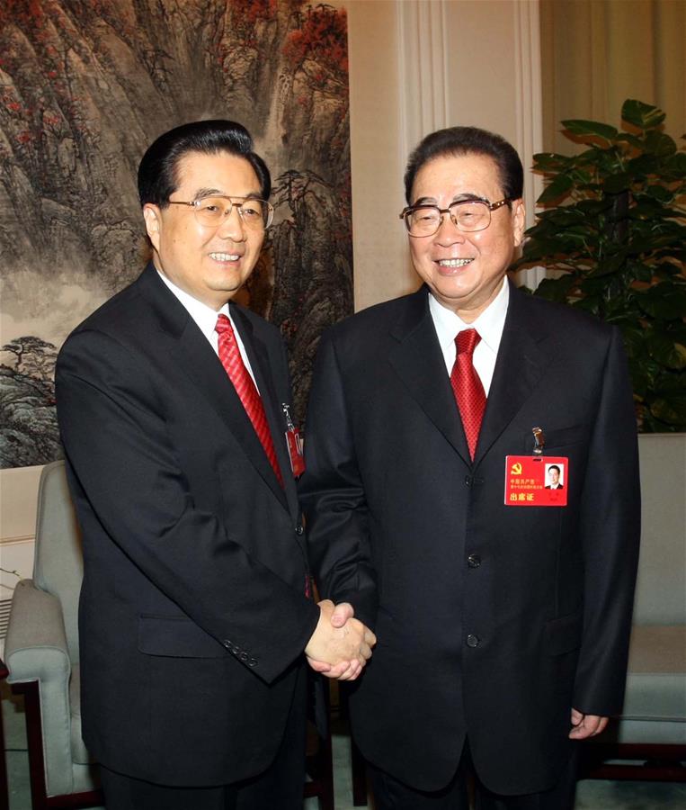 　　2007年10月21日，在党的十七大闭幕前，胡锦涛同志同李鹏同志在一起。 新华社发