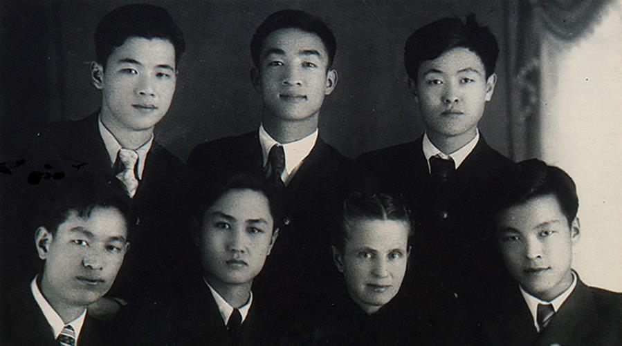 　　1949年6月1日，李鹏同志（后排左）在苏联伊万诺沃动力学院补习数理化及俄文时与俄语教师费德洛娃（前排左三）及同学合影。 新华社发