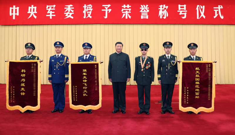 7月31日，中央军委授予荣誉称号仪式在北京隆重举行。中央军委主席习近平向1名获得荣誉称号的个人颁授奖章和证书，向3个获得荣誉称号的单位颁授奖旗。这是习近平同获得荣誉称号的个人和单位代表集体合影。新华社记者 李刚 摄