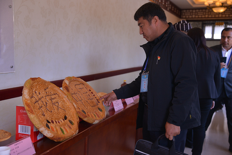 学员驻足欣赏新疆学员展示的“我爱中国”馕
