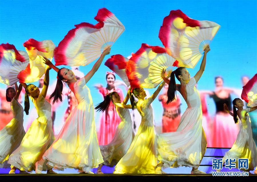 北京市八一学校舞蹈团演员在“诗意中国——第十届中华世纪坛中秋诗会”上表演舞蹈《千年之约》（2018年9月17日摄）。新华社记者 罗晓光 摄