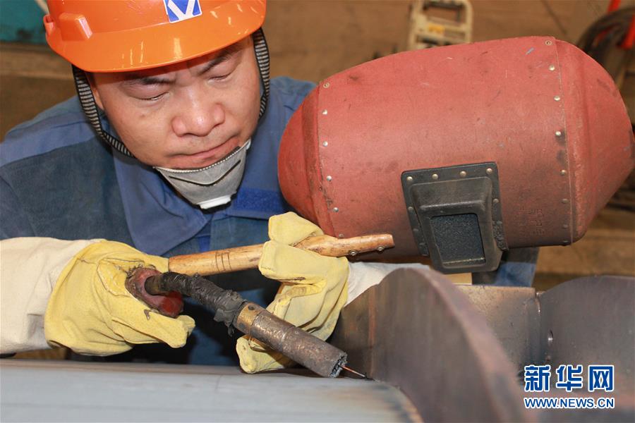 徐工集团电焊高级技师张怀红在工作（2016年8月2日摄）。 新华社发