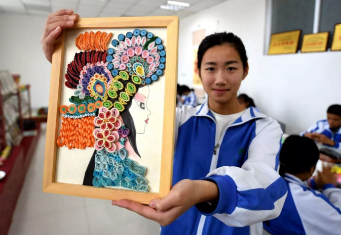2018年11月16日，河北衡水冀州职教中心学生展示制作的衍纸作品。
