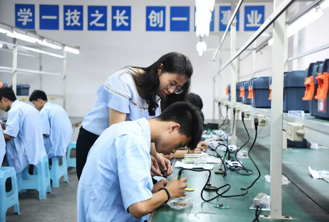2019年6月28日，重庆市南川隆化职业中学校电子电工专业教师在电子装配工艺课程中指导学生实训。