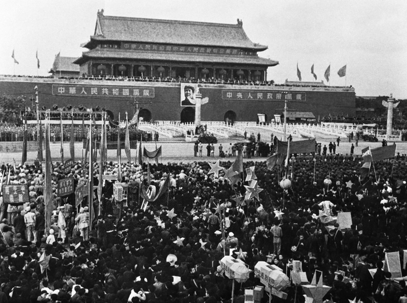 1949年10月1日，人们在北京天安门广场参加开国大典。新华社发