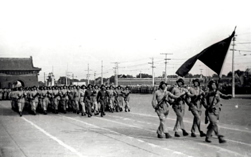 这是1949年10月1日在北京天安门广场开国大典上拍摄的步兵分列式。 新华社发