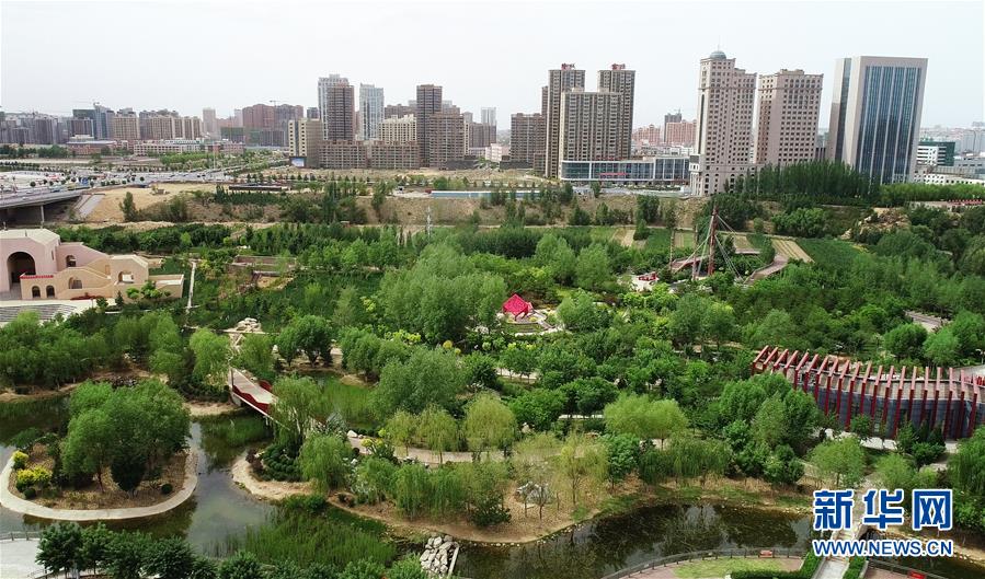 　陕西省榆林市高新区沙河公园（6月4日无人机拍摄）。新华社记者 刘潇 摄