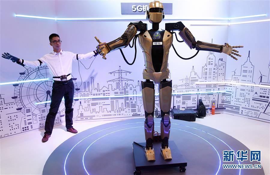 在第十二届中国-东北亚博览会上，一名参观者体验同步操控5G机器人（8月23日摄）。新华社记者 林宏 摄