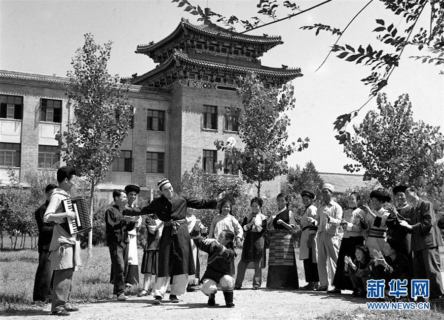 在北京中央民族学院(现为中央民族大学)学习的少数民族学生在校园内欢舞(资料照片)。新华社记者 傅军 摄