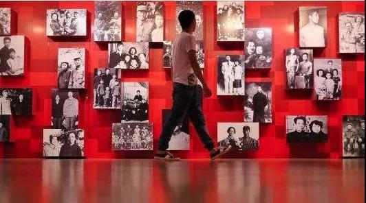 在上海市档案馆举办的《中国共产党人的家风》实物展一角。资料图片
