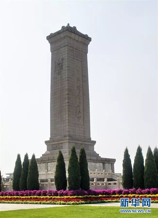 天安门广场上，人民英雄纪念碑巍峨矗立（9月27日摄）。新华社记者李欣摄