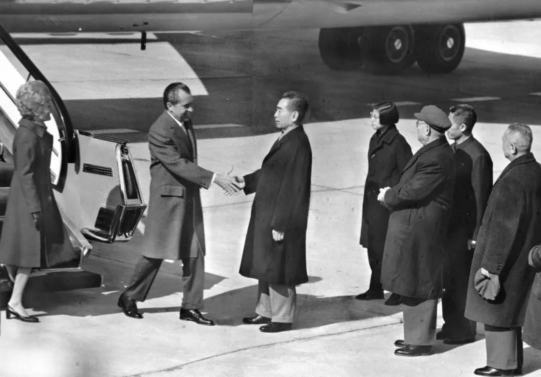 1972年2月21日，美国总统理查德·尼克松到达北京。这是美国总统第一次访问中华人民共和国，毛泽东主席和周恩来总理会见了他。