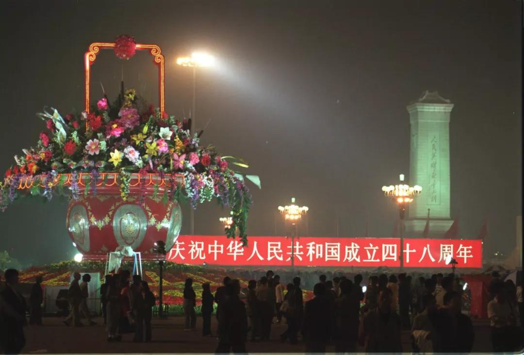 1997年10月1日国庆节，天安门广场彩灯齐放，花团锦簇，人如潮涌。