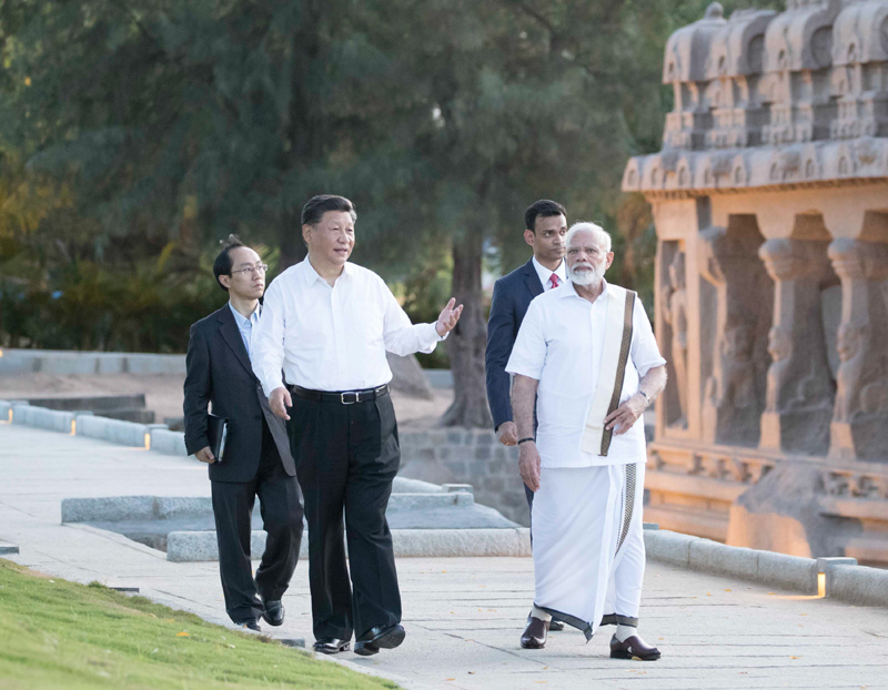 10月11日，国家主席习近平在金奈会见印度总理莫迪。这是习近平在莫迪陪同下参观马哈巴利普拉姆古寺庙群。 新华社记者 王晔 摄