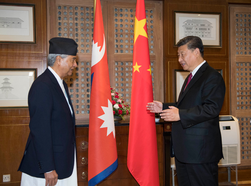 10月12日，国家主席习近平在加德满都下榻饭店会见尼泊尔大会党主席德乌帕。新华社记者 李学仁 摄