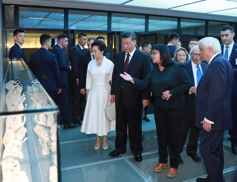当地时间11月12日，国家主席习近平和夫人彭丽媛在希腊总统帕夫洛普洛斯夫妇陪同下，参观雅典卫城博物馆。 新华社记者 丁林 摄