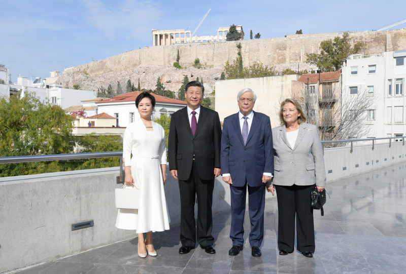 当地时间11月12日，国家主席习近平和夫人彭丽媛在希腊总统帕夫洛普洛斯夫妇陪同下，参观雅典卫城博物馆。 新华社记者 李学仁 摄