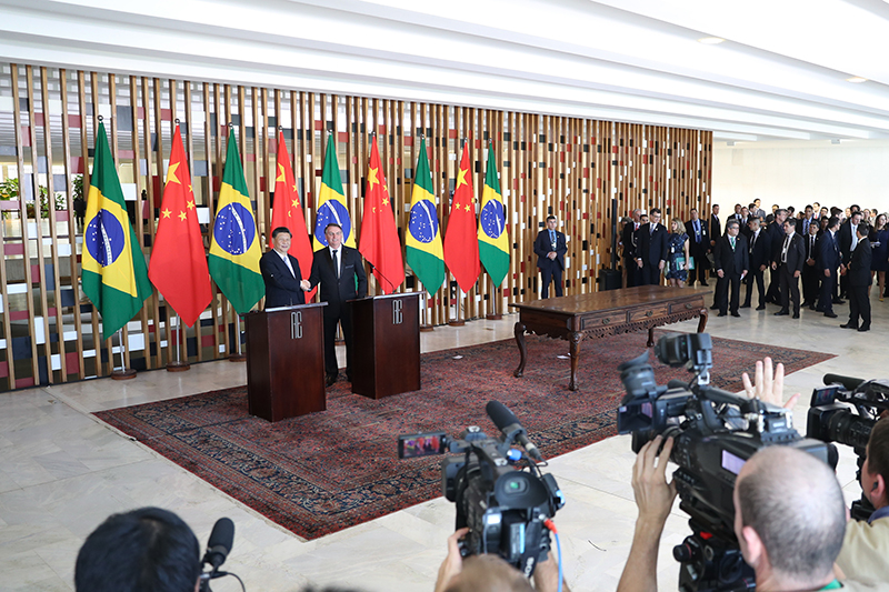 当地时间11月13日，国家主席习近平在巴西利亚同巴西总统博索纳罗会谈。这是会谈后，两国元首共同会见记者。新华社记者 丁海涛 摄