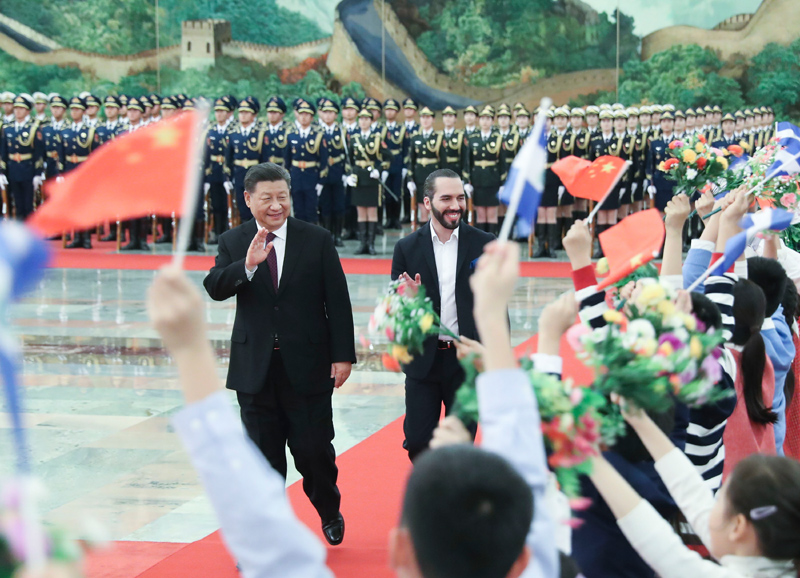 12月3日，国家主席习近平在北京人民大会堂同萨尔瓦多总统布克尔会谈。这是会谈前，习近平在人民大会堂北大厅为布克尔举行欢迎仪式。新华社记者 姚大伟 摄
