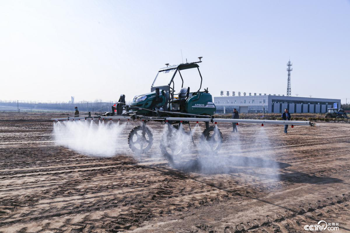 无人驾驶自走式喷杆喷雾机植保作业