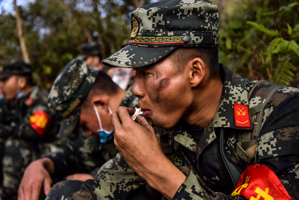 鏖战火魔砺尖兵 武警官兵筑忠诚