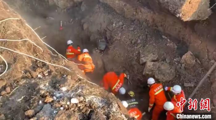 哈尔滨市一污水管网施工现场塌方仍有3人被埋