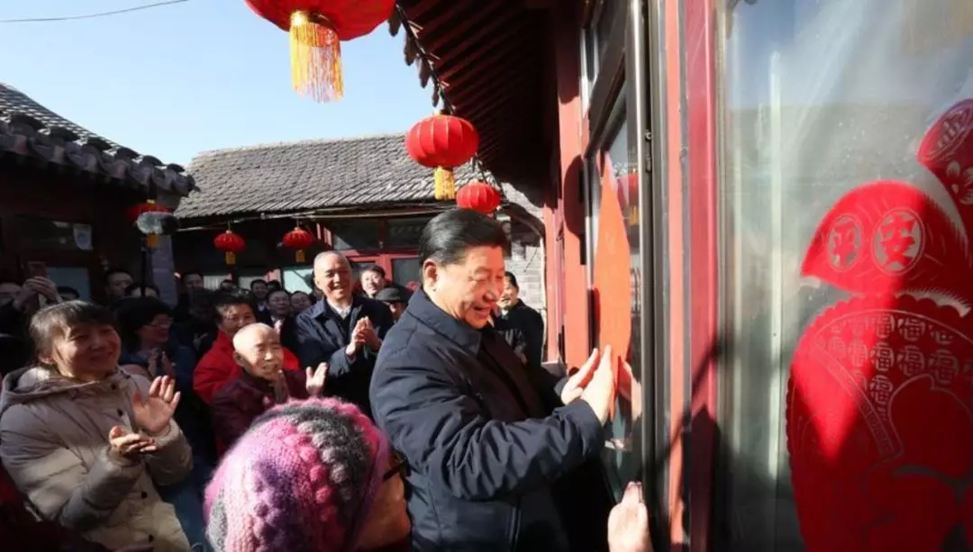今年2月，习近平在北京草厂四条胡同向这里的老街坊们祝福新年。