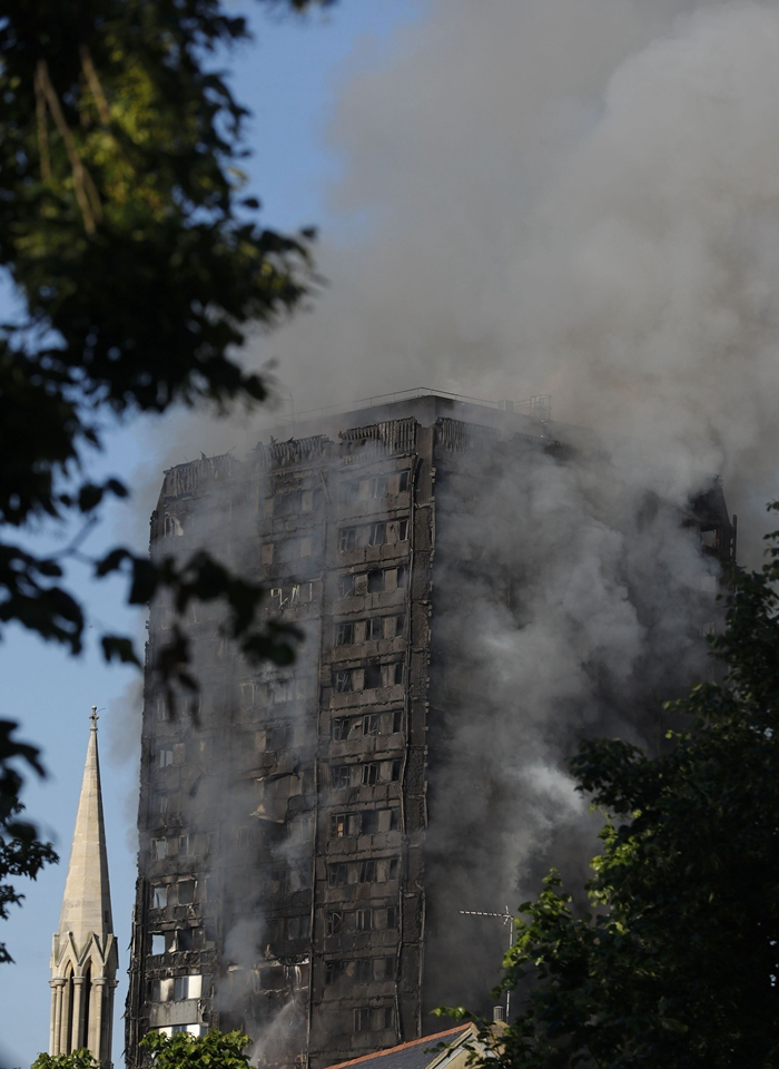 2017年6月14日凌晨，英国首都伦敦西部一座20多层的公寓楼突发大火。（图片来源：新华网）