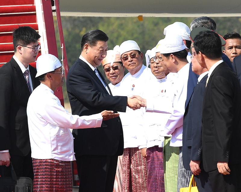 当地时间1月17日下午，国家主席习近平乘专机抵达内比都国际机场，开始对缅甸联邦共和国进行国事访问。习近平抵达时，缅甸第一副总统敏瑞率多名内阁部长在舷梯旁热情迎接。