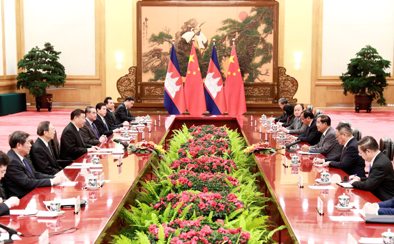 2月5日，国家主席习近平在北京人民大会堂会见柬埔寨首相洪森。