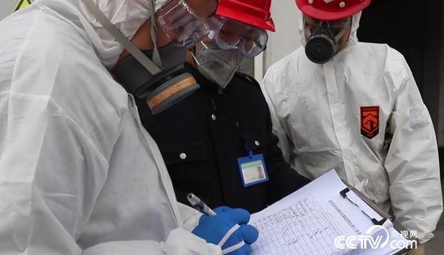 工作人员对此次新型冠状病毒感染的医疗废物进行专门登记