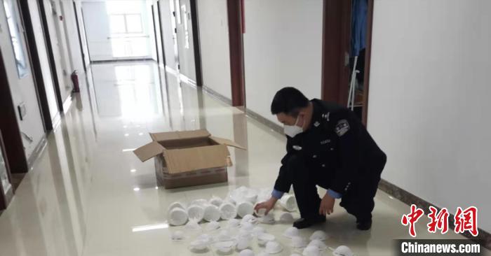 哈尔滨警方破获一起销售假冒伪劣口罩案 涉案口罩30余万只。 钟欣 摄