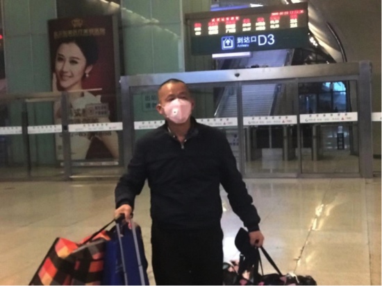 1月23日，夏春平提着两大袋口罩抵达武汉火车站