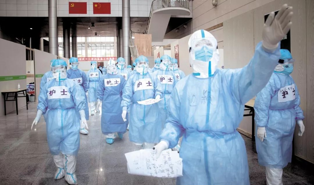 2月12日，武汉市江岸塔子湖方舱医院开始收治患者。图为天津医疗队的医生带领护士们进舱熟悉病房环境。