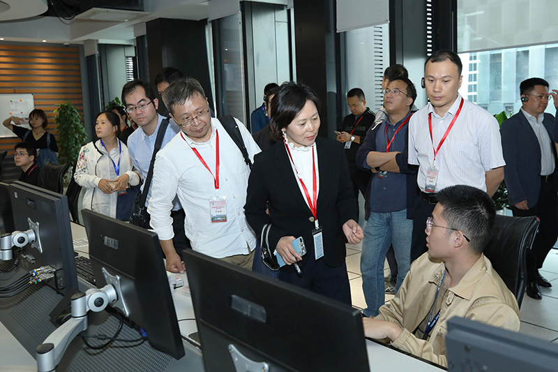 学员们与苏州广播电视总台记者展开互动交流