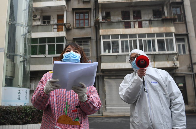 　　武汉市蔡甸区蔡甸街跃进社区网格员高波（左）到居民区进行排查（2月7日摄）。新华社记者 程敏 摄
