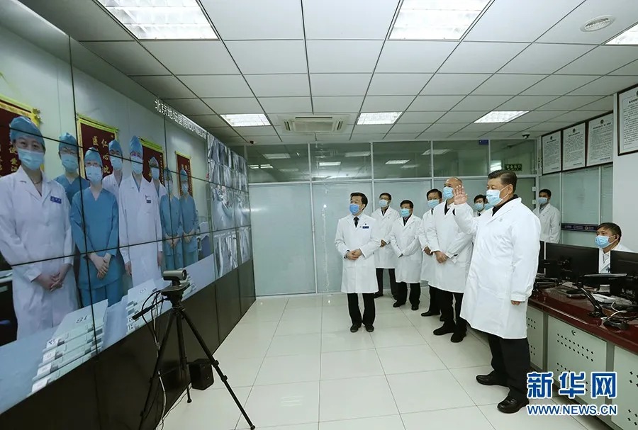 2月10日，习近平来到首都医科大学附属北京地坛医院门诊楼一层运行监控中心，通过监控画面察看患者住院诊疗情况，并视频连线正在病房值班的医务人员。 