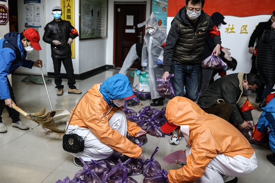 武汉华锦花园小区内志愿者整理准备送往住户的物资（景然/摄）