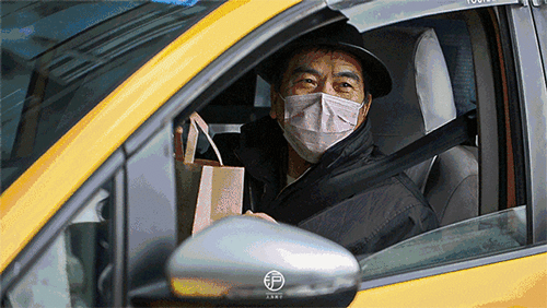 『上海』上海街头的这一幕太暖！