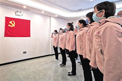 3月4日，在位于湖北省仙桃市的山西省支援湖北抗击疫情前方指挥部，第二批火线入党的新党员在进行入党宣誓。新华社发