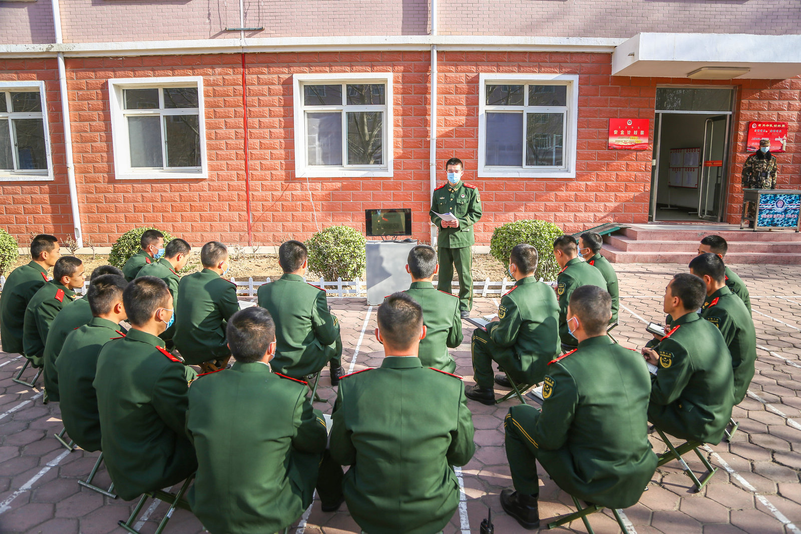 [士官大讲堂]士官大讲堂成为军营“亮丽风景线”