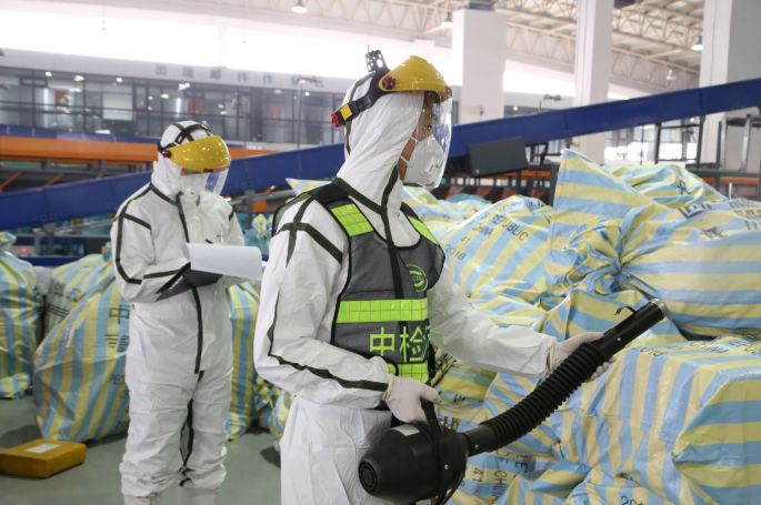 中检集团技术人员对出境邮包进行预防性消毒处理