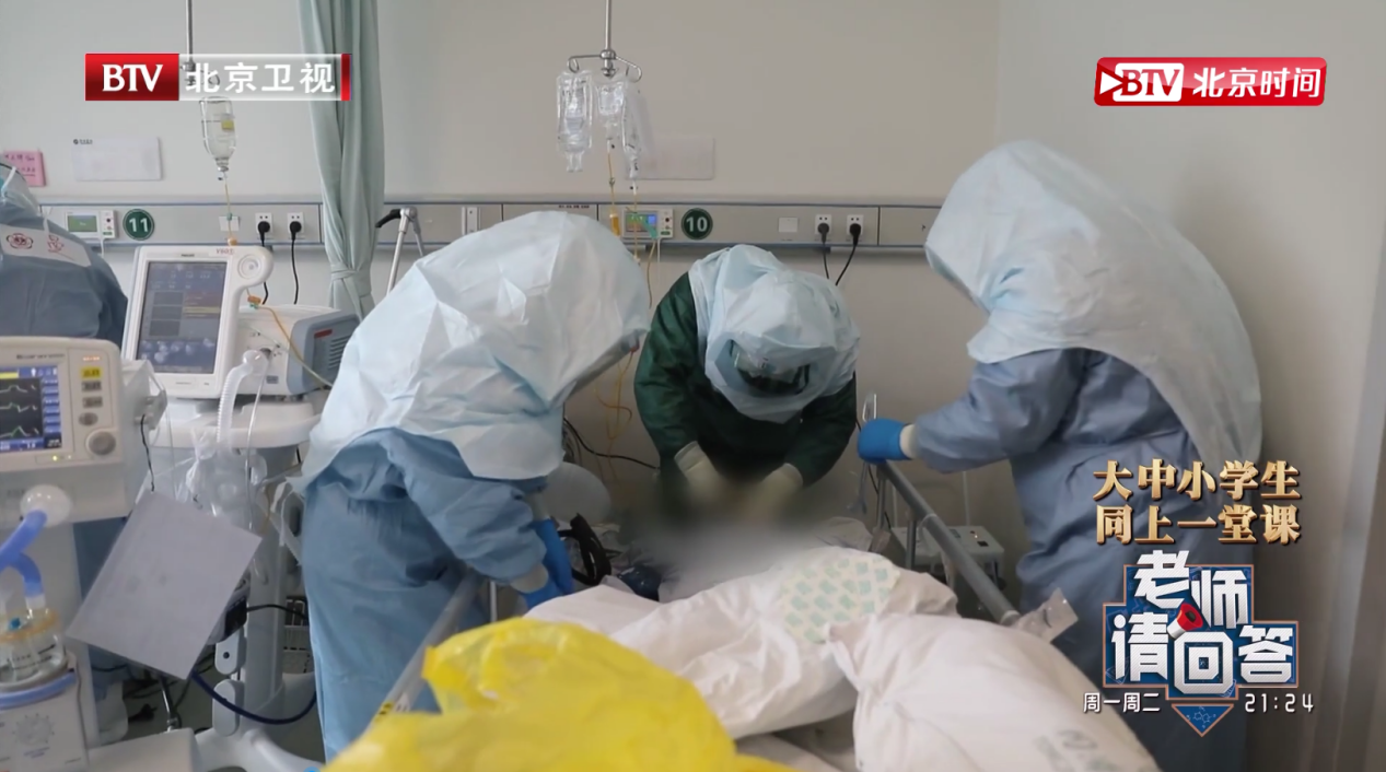 北大医疗队在实施气管插管手术抢救危重患者