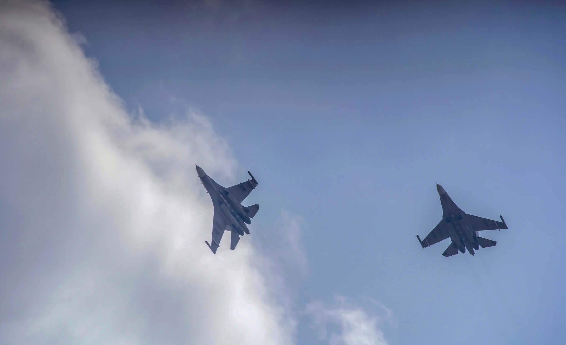 【东部战区】东部战区海军航空某旅连续开展多机型跨昼夜飞行训练